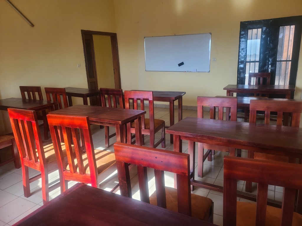 Salle de classe ILC Institut a Bafoussam avec tableau et bureaux.