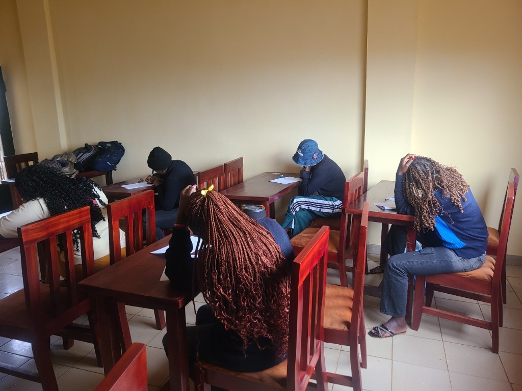Etudiants travaillant a leur bureau au campus ILC