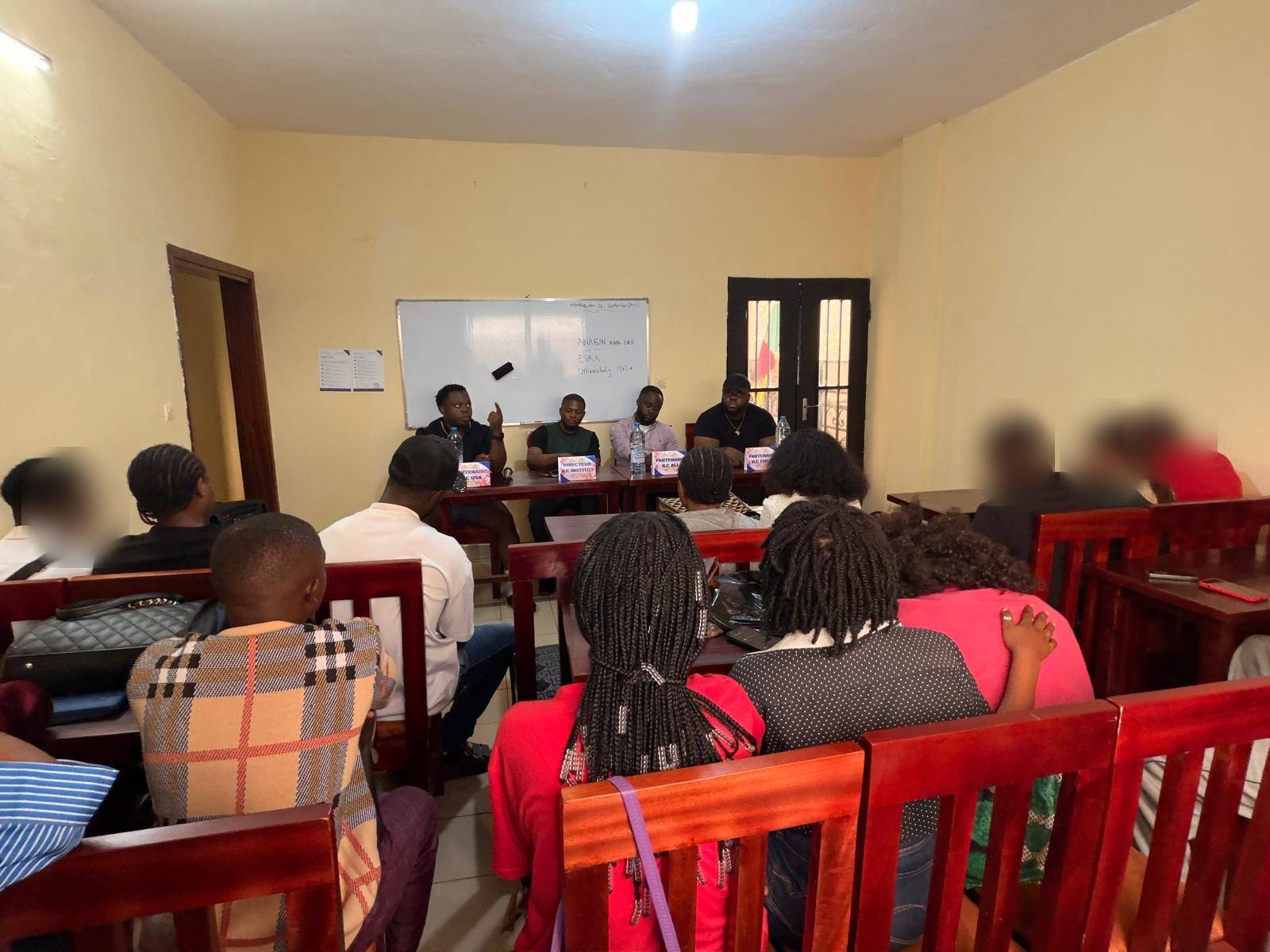 La salle de conférence d'ILC Institut pendant la séance