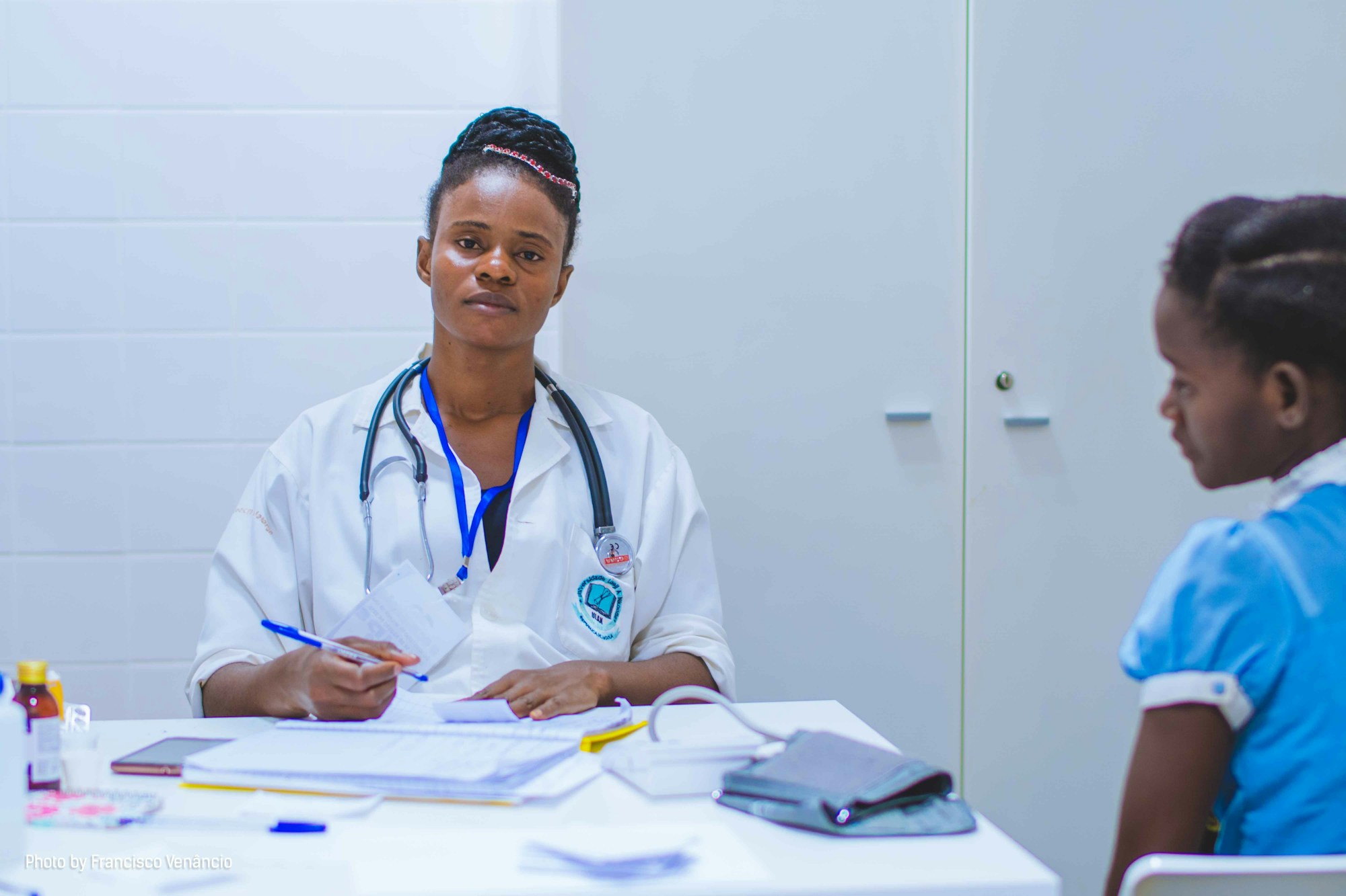 Consultation entre une professionnelle de sante et une patiente.