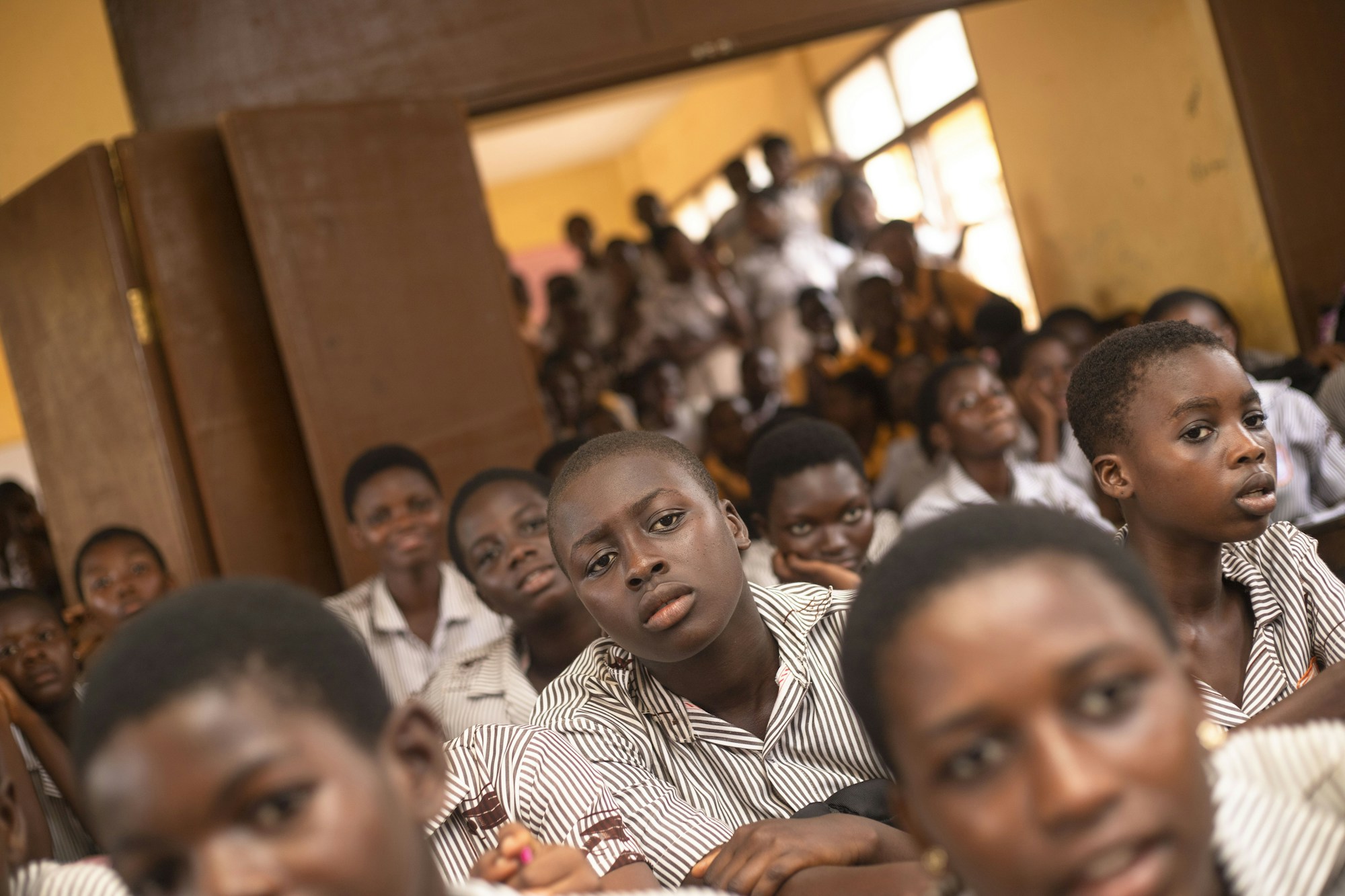 Groupe d'apprenants en salle de cours, echanges et travail de groupe.
